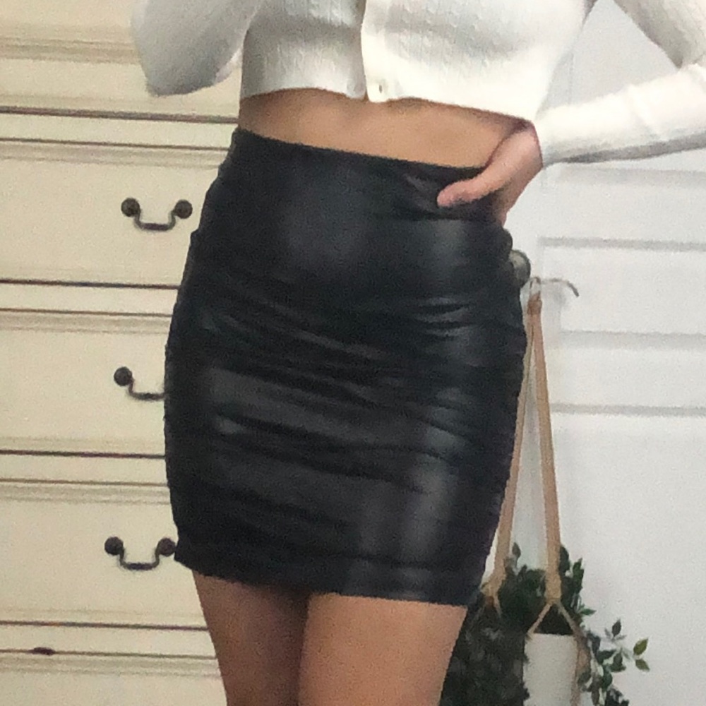 SHIEN FAUX LATEX SKIRT WITH RUCHED SIDES
